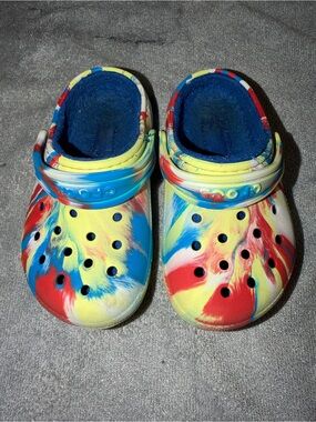 CROCS Kids Tie-Dye Clog in Red, Blue & Yellow